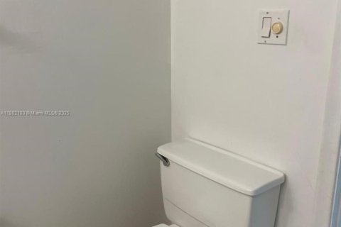 Apartamento en alquiler en Oakland Park, Florida, 1 dormitorio, 70.61 m2 № 1953600 - foto 20