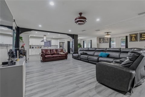 Villa ou maison à vendre à Miami Gardens, Floride: 4 chambres, 267.28 m2 № 1892910 - photo 15