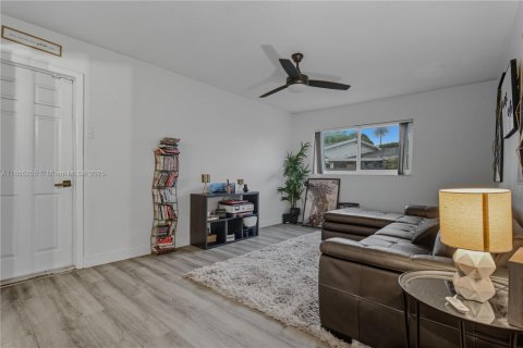 Villa ou maison à vendre à Miami Gardens, Floride: 4 chambres, 267.28 m2 № 1892910 - photo 19