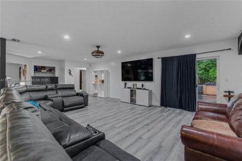 Villa ou maison à vendre à Miami Gardens, Floride: 4 chambres, 267.28 m2 № 1892910 - photo 17