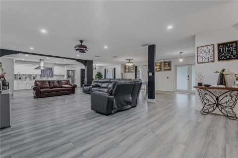 Villa ou maison à vendre à Miami Gardens, Floride: 4 chambres, 267.28 m2 № 1892910 - photo 14