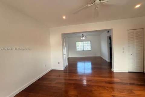 Снять в аренду кондоминиум в Майами-Бич, Флорида 1 спальня, 69.21м2, № 1992398 - фото 1