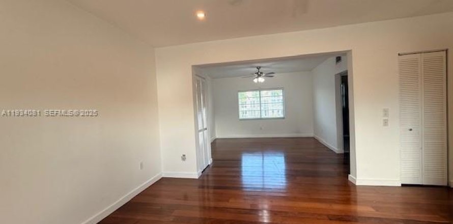 Кондоминиум с 1 спальней в Майами-Бич, Флорида № 1992398