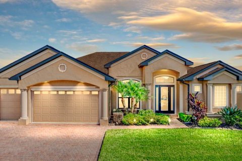 House in Winter Haven, Florida 3 bedrooms, 257.62 sq.m. № 1901832 - photo 1