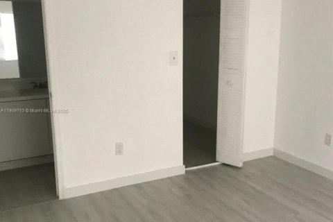 Condo in Miami, Florida, 2 bedrooms  № 2088861 - photo 17