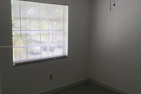 Condo in Miami, Florida, 2 bedrooms  № 2088861 - photo 11
