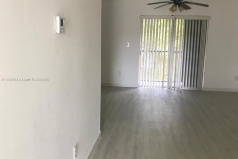 Condo in Miami, Florida, 2 bedrooms  № 2088861 - photo 3