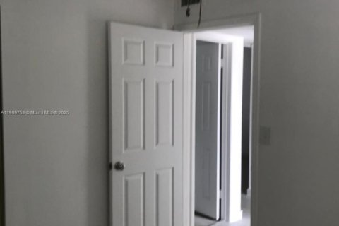 Condo in Miami, Florida, 2 bedrooms  № 2088861 - photo 12
