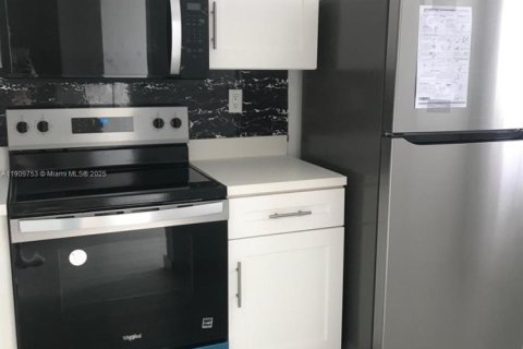 Condo in Miami, Florida, 2 bedrooms  № 2088861 - photo 5