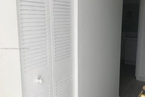 Condo in Miami, Florida, 2 bedrooms  № 2088861 - photo 2