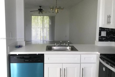 Condo in Miami, Florida, 2 bedrooms  № 2088861 - photo 7