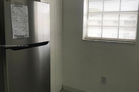 Condo in Miami, Florida, 2 bedrooms  № 2088861 - photo 8
