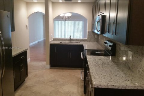 House in Davie, Florida 2 bedrooms, 124.86 sq.m. № 1952628 - photo 3