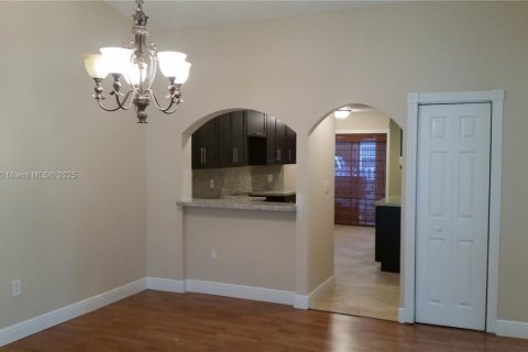 House in Davie, Florida 2 bedrooms, 124.86 sq.m. № 1952628 - photo 8