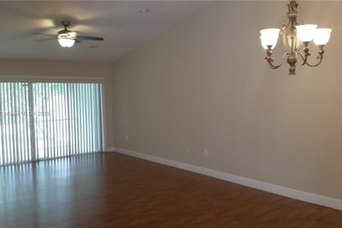 House in Davie, Florida 2 bedrooms, 124.86 sq.m. № 1952628 - photo 9