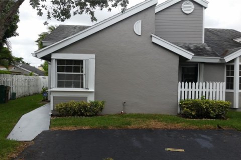 House in Davie, Florida 2 bedrooms, 124.86 sq.m. № 1952628 - photo 2