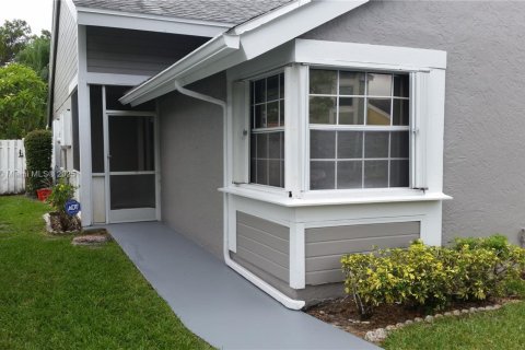 House in Davie, Florida 2 bedrooms, 124.86 sq.m. № 1952628 - photo 1