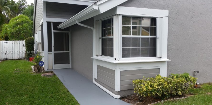House in Davie, Florida 2 bedrooms, 124.86 sq.m. № 1952628