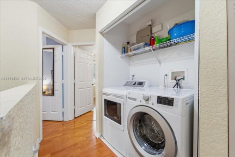 Townhouse in Sunrise, Florida 3 bedrooms, 128.58 sq.m. № 2432272 - photo 19