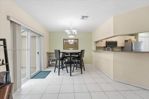 Townhouse in Sunrise, Florida 3 bedrooms, 128.58 sq.m. № 2432272 - photo 7