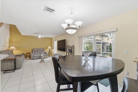 Townhouse in Sunrise, Florida 3 bedrooms, 128.58 sq.m. № 2432272 - photo 8