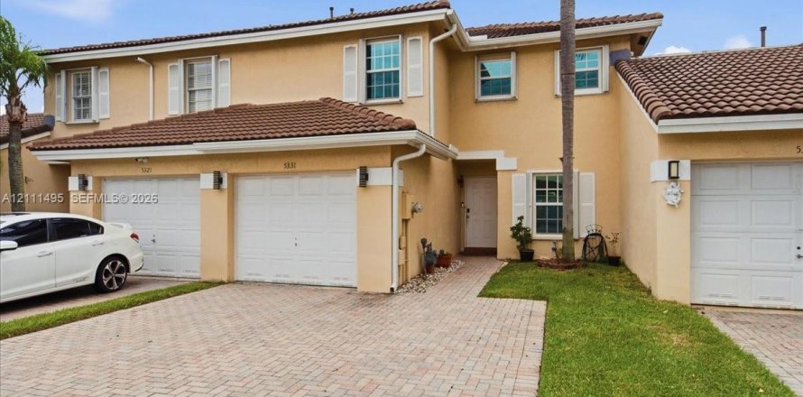 Townhouse in Sunrise, Florida 3 bedrooms, 128.58 sq.m. № 2432272