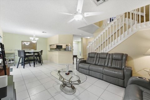 Townhouse in Sunrise, Florida 3 bedrooms, 128.58 sq.m. № 2432272 - photo 4