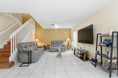 Townhouse in Sunrise, Florida 3 bedrooms, 128.58 sq.m. № 2432272 - photo 3