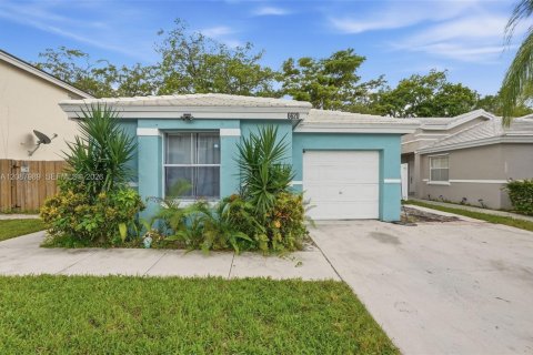 Casa en Margate, Florida 3 dormitorios, 111.02 m2 № 2363654
