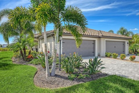 House in Bradenton, Florida 2 bedrooms, 144.65 sq.m. № 2395889 - photo 2