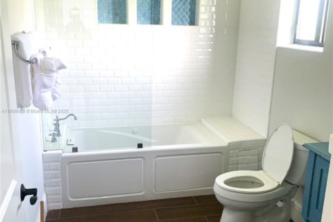 Купить коммерческую недвижимость в Майами, Флорида № 2034447 - фото 21