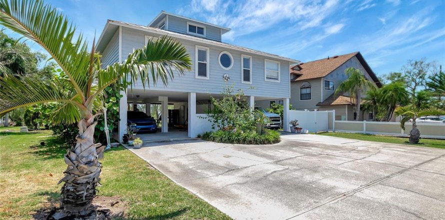 House in Seminole, Florida 4 bedrooms, 176.33 sq.m. № 1684970