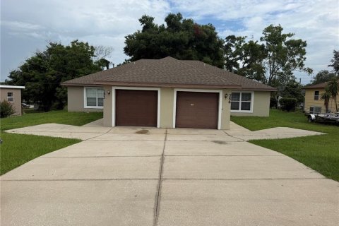 Commercial property in Clermont, Florida 6 bedrooms, 204.76 sq.m. № 2280151