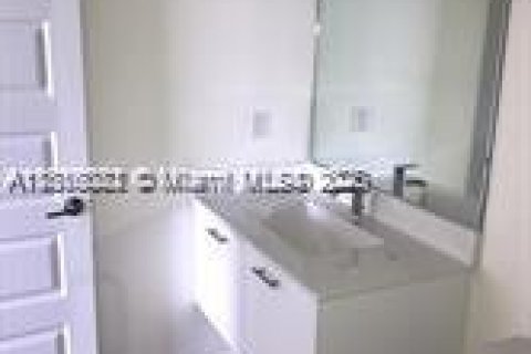 Condo in Doral, Florida, 2 bedrooms  № 1772688 - photo 10