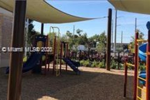 Condo in Doral, Florida, 2 bedrooms  № 1772688 - photo 13