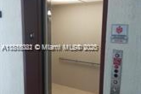 Condo in Doral, Florida, 2 bedrooms  № 1772688 - photo 4