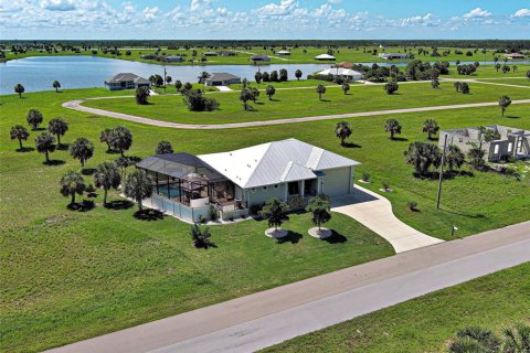 House in Placida, Florida 2 bedrooms, 152.08 sq.m. № 1805103 - photo 1