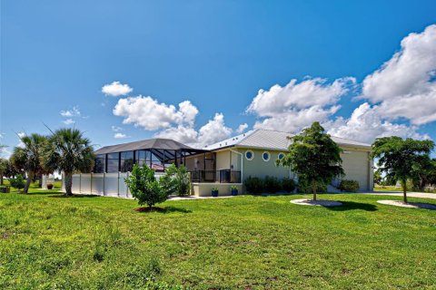 House in Placida, Florida 2 bedrooms, 152.08 sq.m. № 1805103 - photo 2