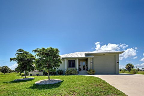 House in Placida, Florida 2 bedrooms, 152.08 sq.m. № 1805103 - photo 4