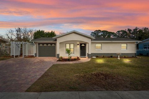 House in Altamonte Springs, Florida 4 bedrooms, 139.35 sq.m. № 2095297