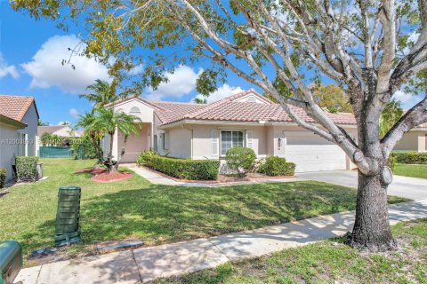 House in Pembroke Pines, Florida 3 bedrooms, 167.5 sq.m. № 2069354 - photo 2