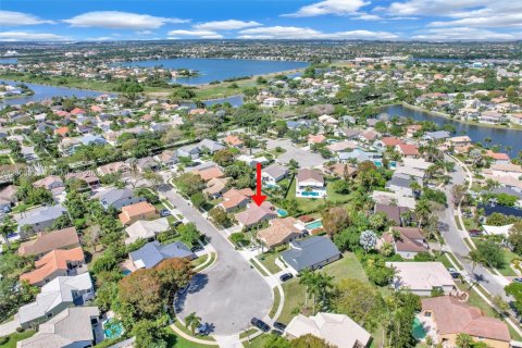 House in Pembroke Pines, Florida 3 bedrooms, 167.5 sq.m. № 2069354 - photo 5