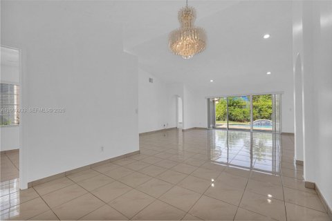 House in Pembroke Pines, Florida 3 bedrooms, 167.5 sq.m. № 2069354 - photo 24