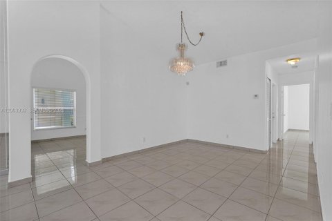 House in Pembroke Pines, Florida 3 bedrooms, 167.5 sq.m. № 2069354 - photo 18