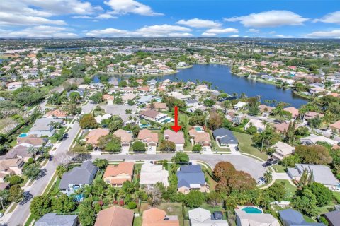 House in Pembroke Pines, Florida 3 bedrooms, 167.5 sq.m. № 2069354 - photo 4