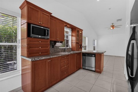 House in Pembroke Pines, Florida 3 bedrooms, 167.5 sq.m. № 2069354 - photo 29