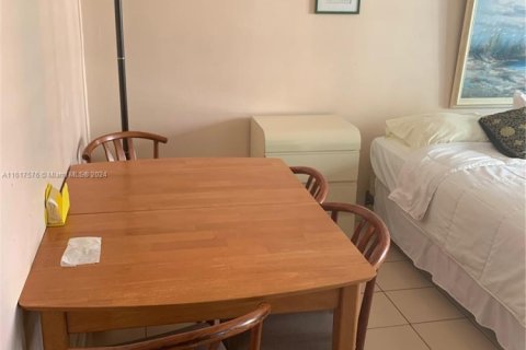 Condominio en alquiler en Sunny Isles Beach, Florida, 38.09 m2 № 1938448 - foto 4