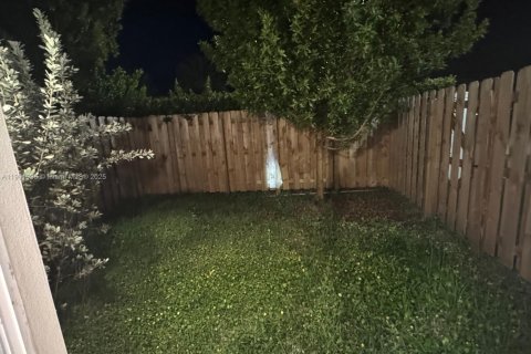 Снять в аренду таунхаус в Хомстед, Флорида 3 спальни, 123.37м2, № 1953358 - фото 16