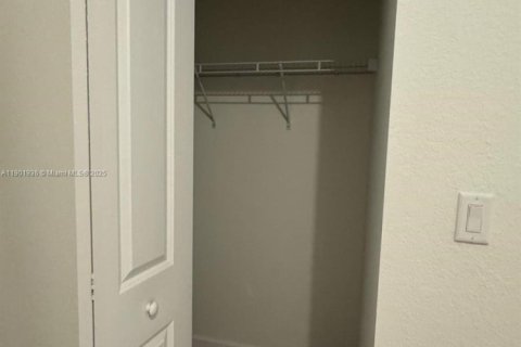 Снять в аренду таунхаус в Хомстед, Флорида 3 спальни, 123.37м2, № 1953358 - фото 23