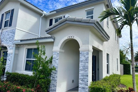 Снять в аренду таунхаус в Хомстед, Флорида 3 спальни, 123.37м2, № 1953358 - фото 1